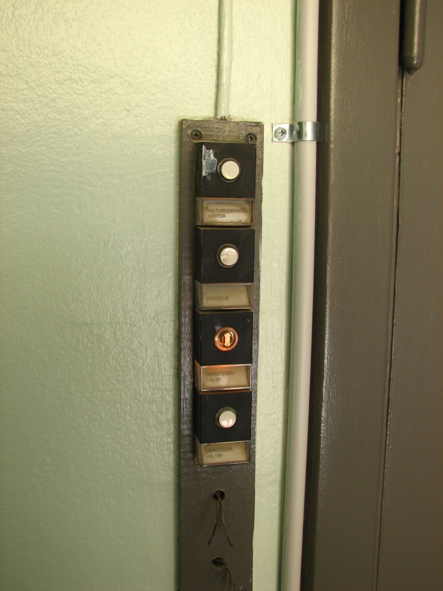 Vintage door buzzers labelled Kulturfabrikken kontor, spisestue, værksteder